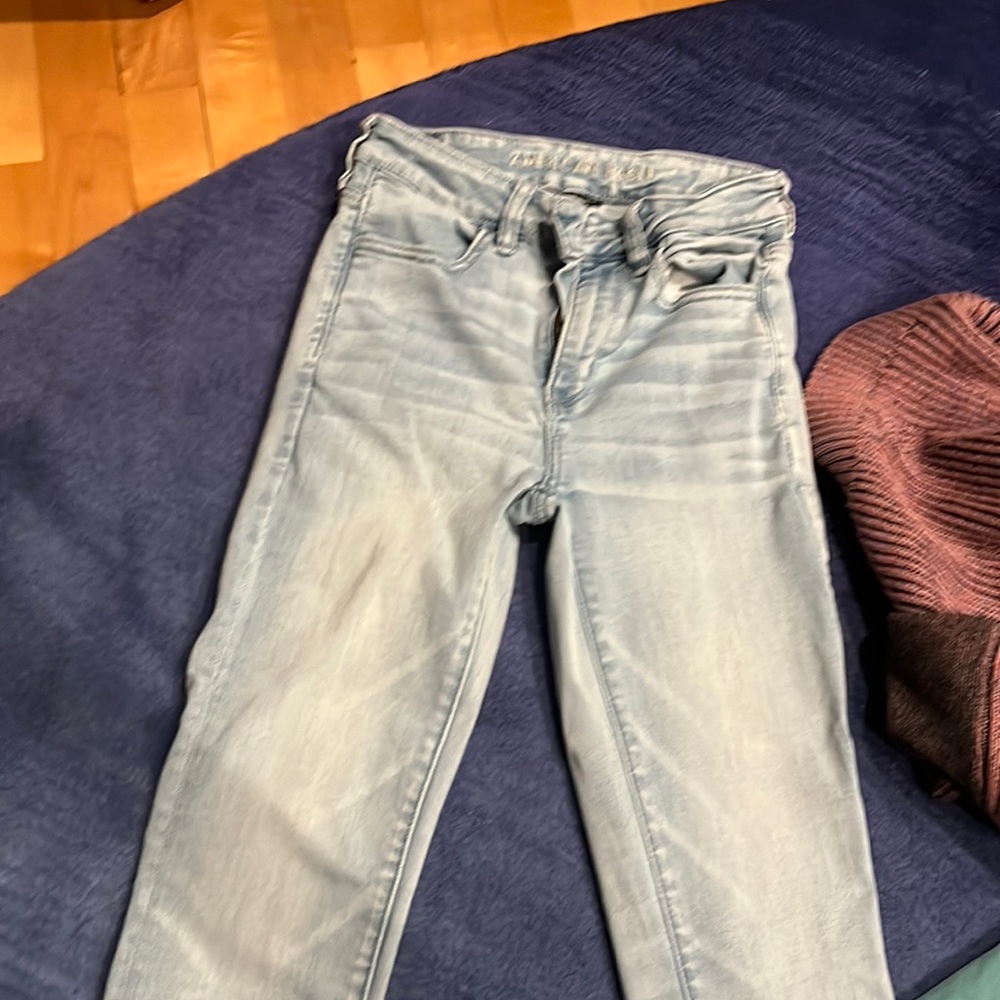 High waisted women’s size 2 washed jeans. Wore